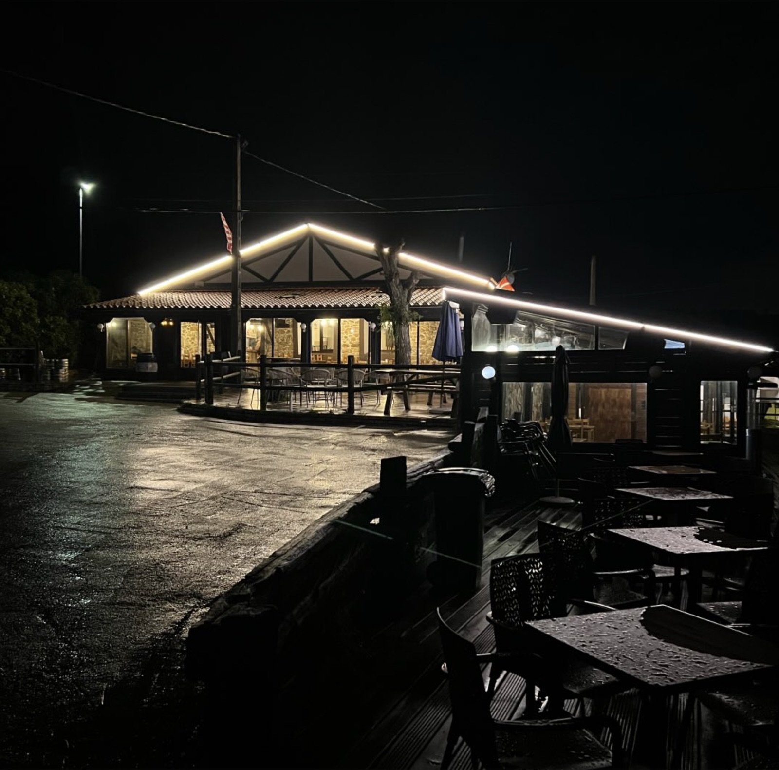 Fachada de Kurtze Bekoa iluminada de noche