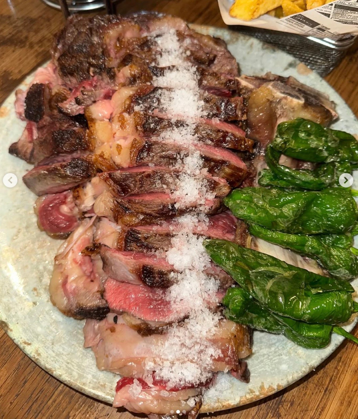 Chuletón con pimientos del padrón a la brasa