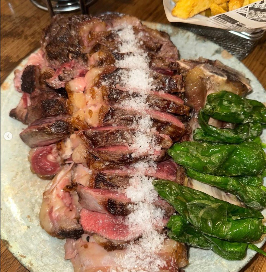 Chuletón con pimientos del padrón