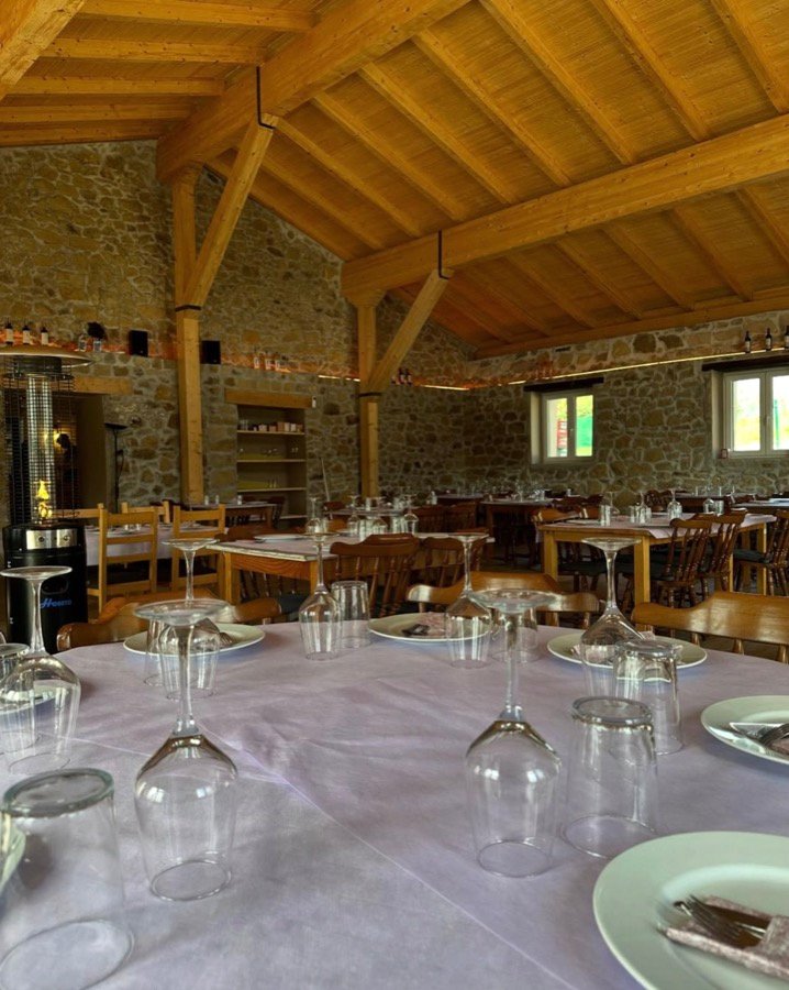 Sala del restaurante con mesa preparada